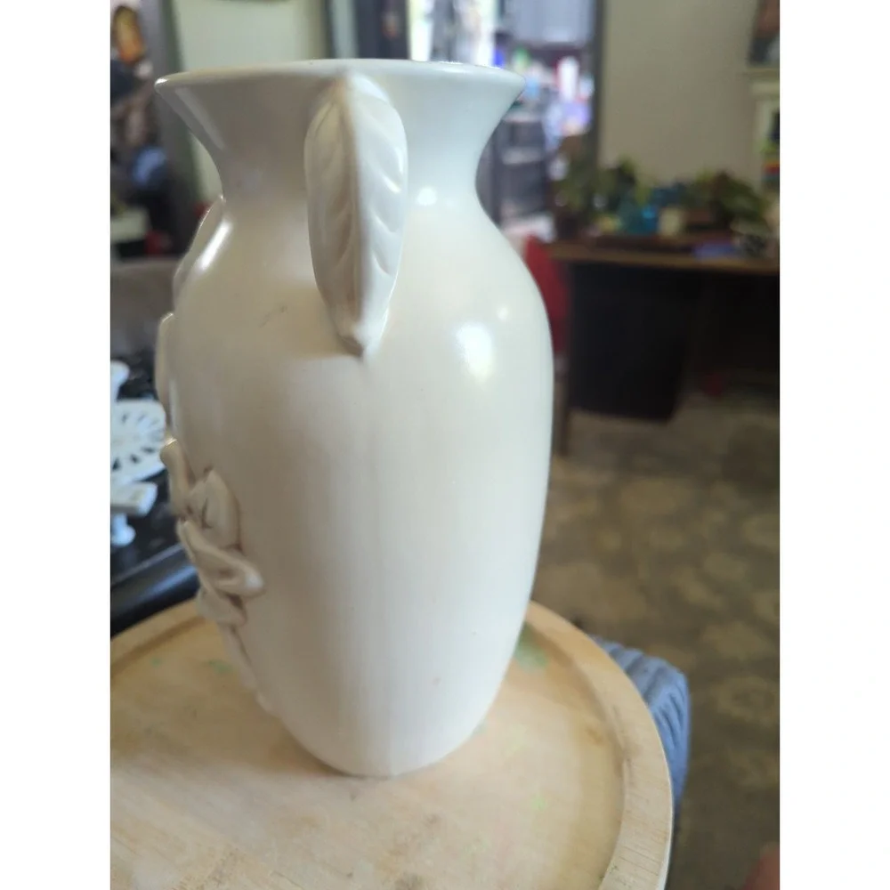 Vintage Red Wing Art Deco Ivory 3D Me Magnolia Flower Pottery Vase